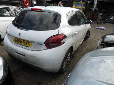 Breaking Peugeot 208 for spares #3